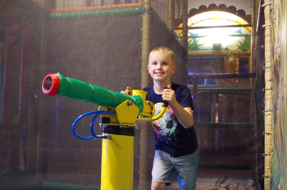 Erneuerte Ballkanone im Indoor-Spielplatz Dockx Berlin