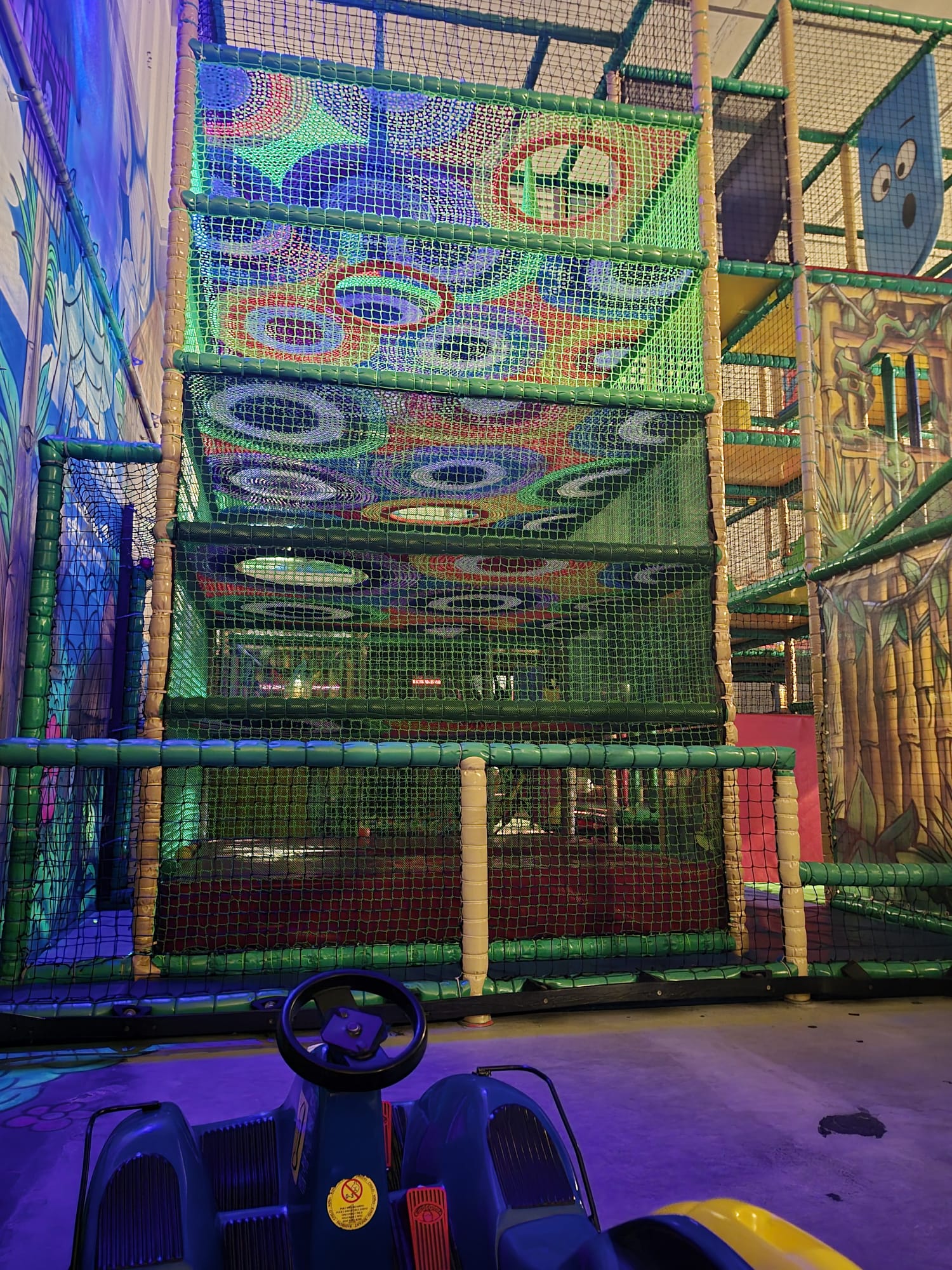 Neue Netzrampen im Klettergerüst des Indoor-Spielplatzes Dockx Berlin